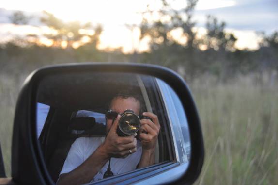 Fotografando o pôr-do-sol no cerrado, próximo à Riachão, na Chapada das Mesas - MA